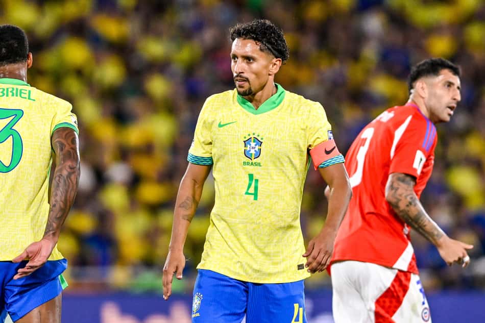 Marquinhos veste a braçadeira de capitão em jogo contra o Chile