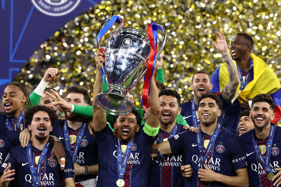 Marquinhos ergue taça de campeão da Champions League com a equipe do PSG