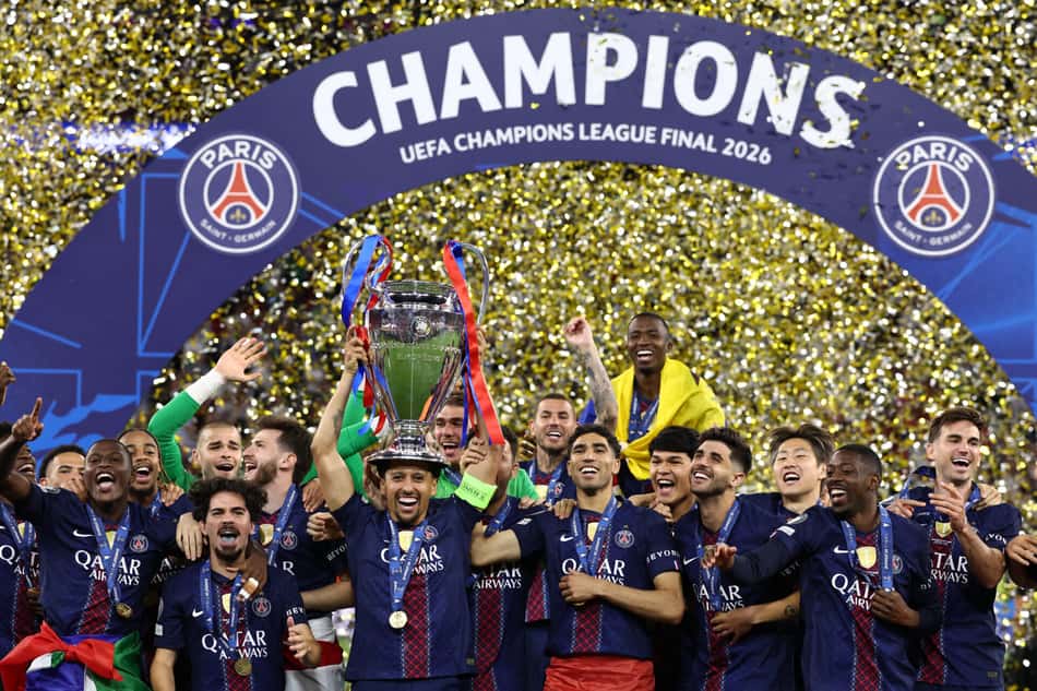 Marquinhos ergue taça de campeão da Champions League com a equipe do PSG