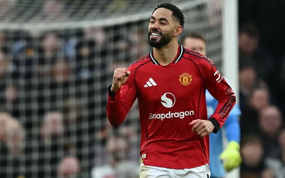 Matheus Cunha comemora gol no United pela Premier League (Foto: Paul Ellis / AFP)