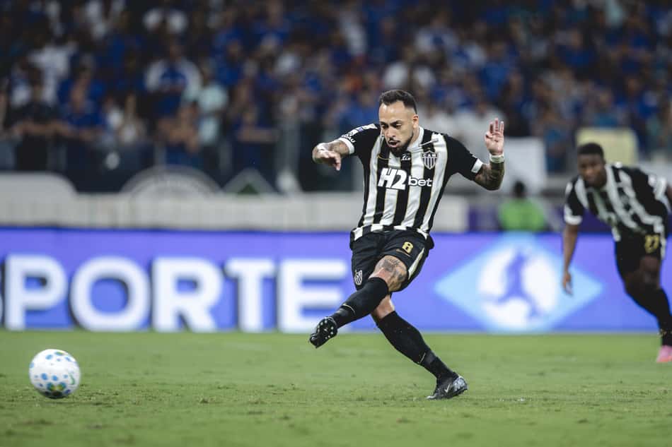 Maycon batendo pênalti contra o Cruzeiro (Foto: Pedro Souza / Atlético)