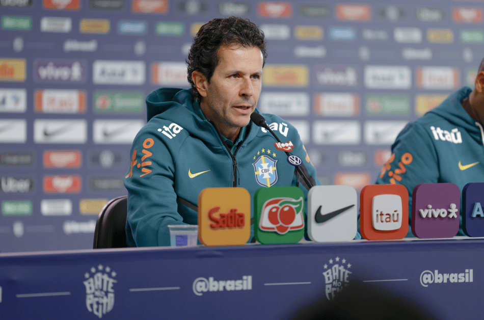 Médico da Seleção Brasileira, Rodrigo Lasmar atualiza situação de Neymar em coletiva na Granja Comary