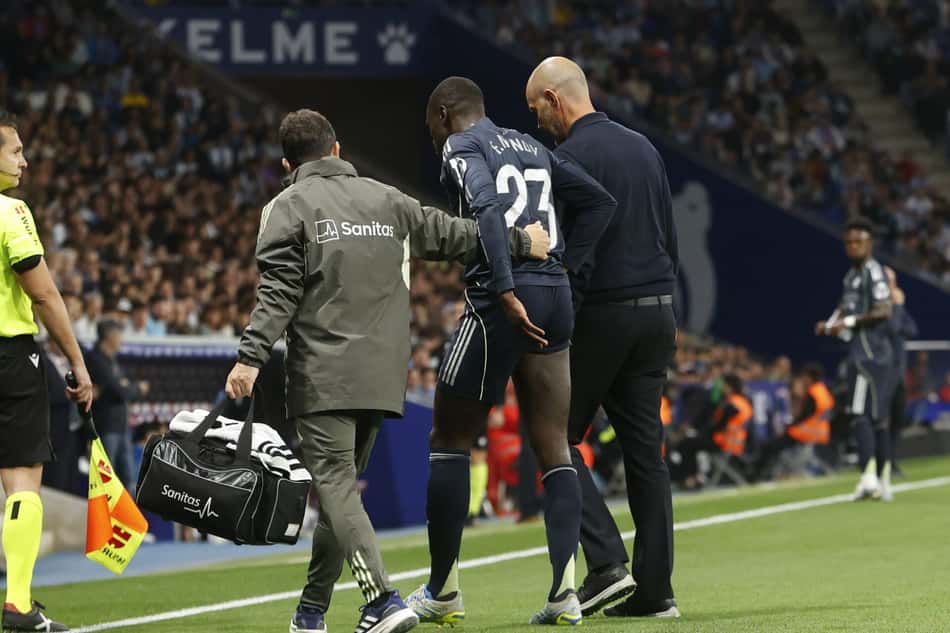 Mendy saindo de campo após lesão (Foto: Reprodução/X)