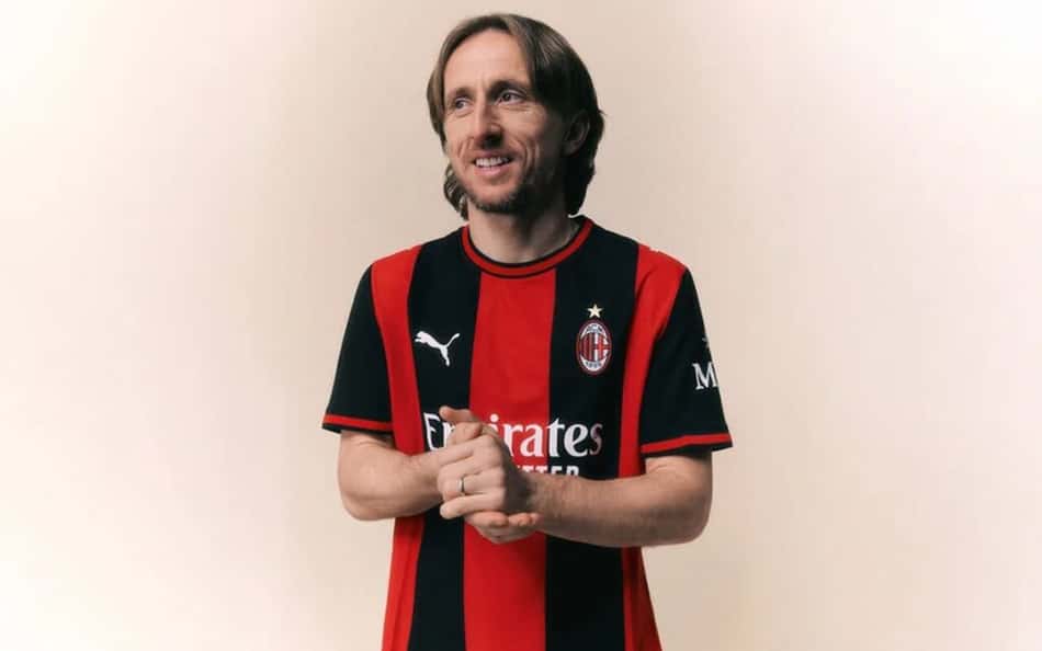 Luka Modrić com o novo uniforme do Milan 