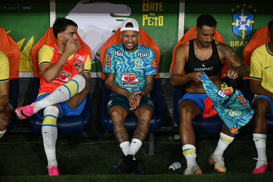 Lucas Paquetá, Neymar e Danilo conversam no banco de reservas do Brasil durante amistoos contra o Panamá