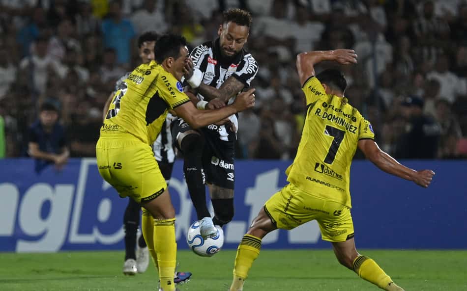 Gesto de Neymar com Robinho Jr após gol choca europeus: 'Vida real'