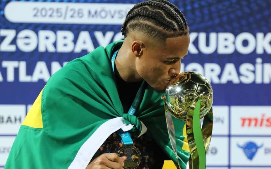 Nogueira beija troféu da Copa do Azerbaijão conquistado pelo Sabah