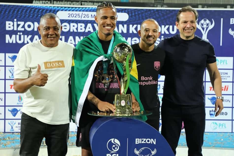 Nogueira com o troféu da Copa do Azerbaijão vencida pelo Sabah