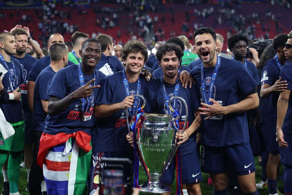 Nuno Mendes, João Neves, Vitinha e Gonçalo Ramos com o troféu da Champions League vencido pelo PSG