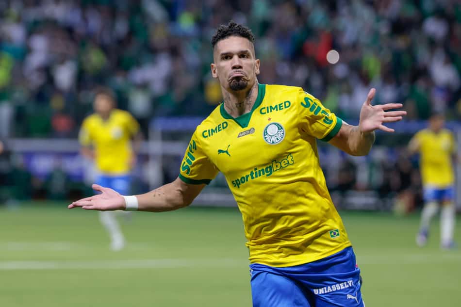 Paulinho comemorando contra a Chapecoense no Allianz Parque