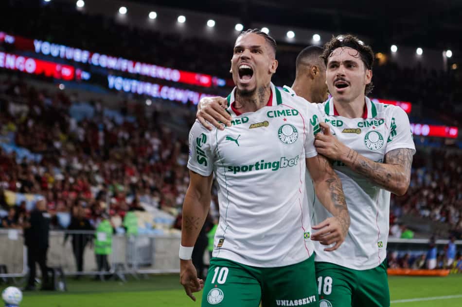Paulinho comemorando um gol no Maracanã pelo Palmeiras