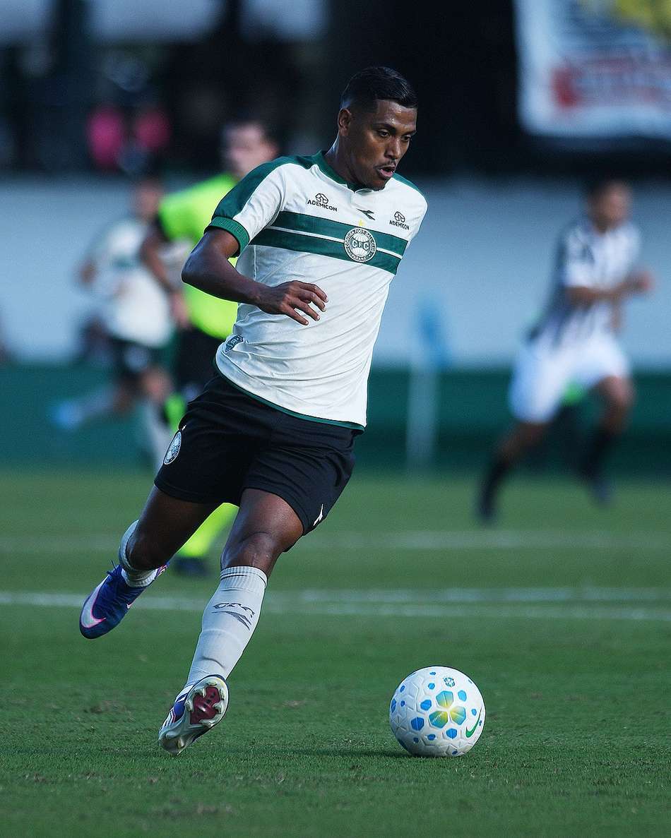 Pedro Rocha corre com a bola em ação pelo Coritiba