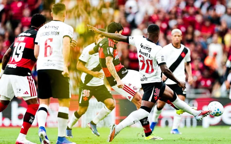 Pedro, do Flamengo, finaliza pressionado pelos defensores do Vasco (Foto: Gilvan de Souza / Flamengo)