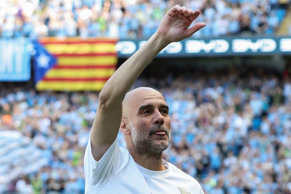 Pep Guardiola acena para torcedores do Manchester City em jogo de despedida contra o Aston Villa, pela Premier League