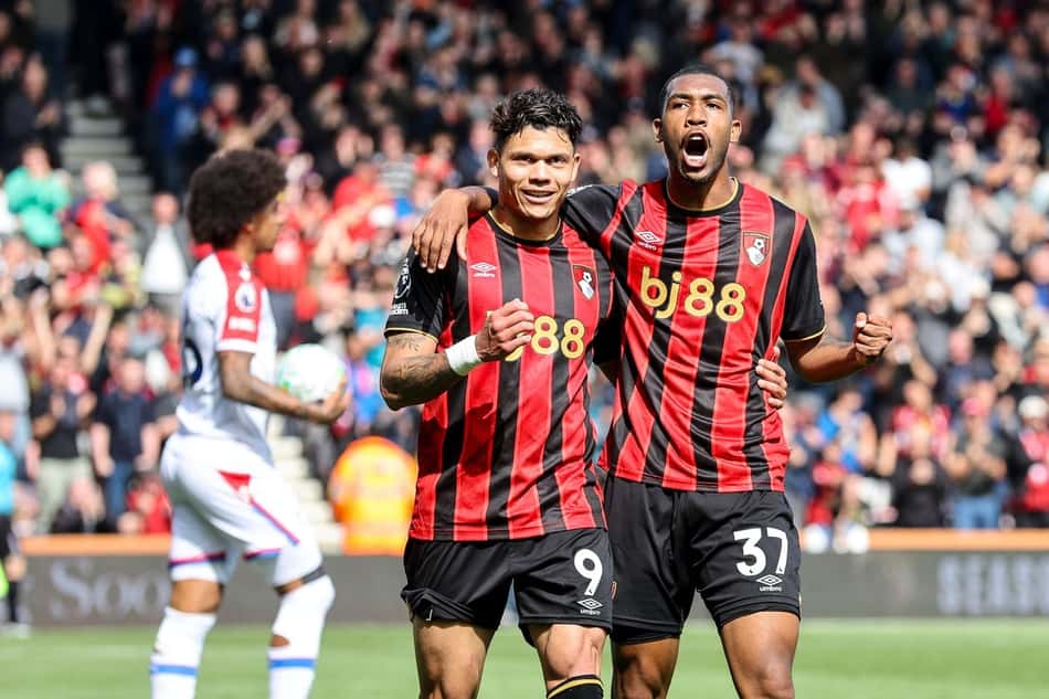Rayan e Evanílson comemoram gol na vitória do Bournemouth sobre o Crystal Palace