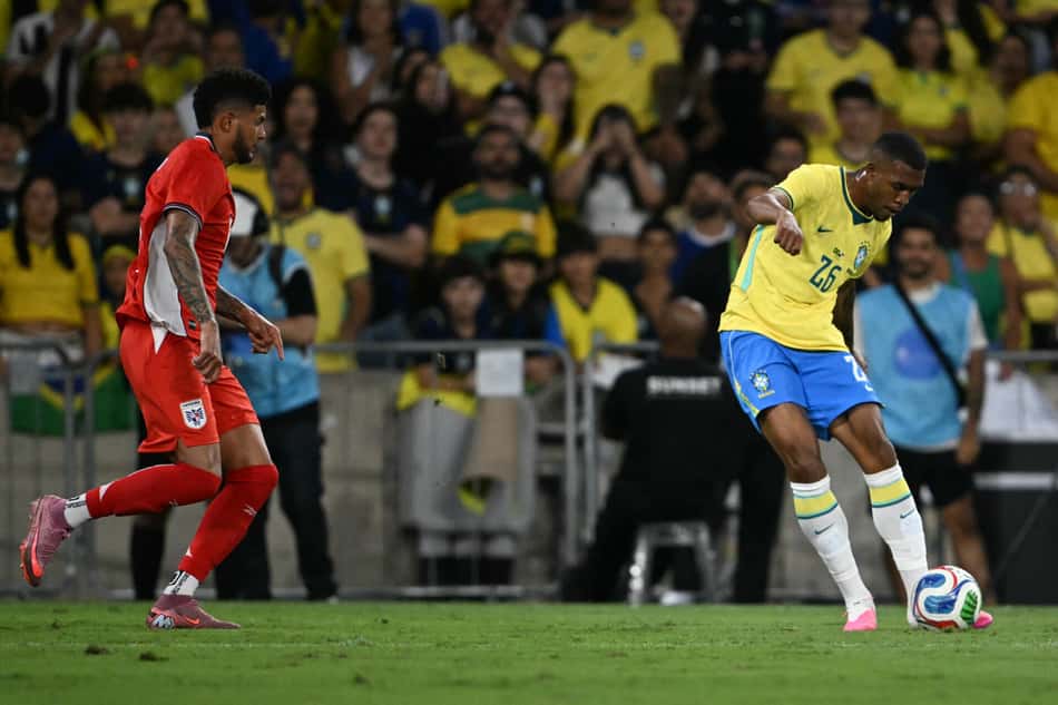 Rayan finaliza bonito para marcar terceiro gol do Brasil contra o Panamá