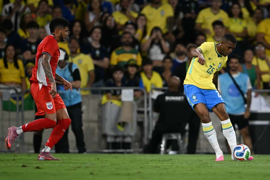 Rayan finaliza bonito para marcar terceiro gol do Brasil contra o Panamá
