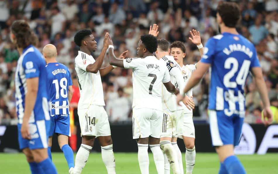 Com golaço de Vini Jr, o Real Madrid venceu o Alavés por La Liga (Foto: Pierre-Philippe MARCOU / AFP)