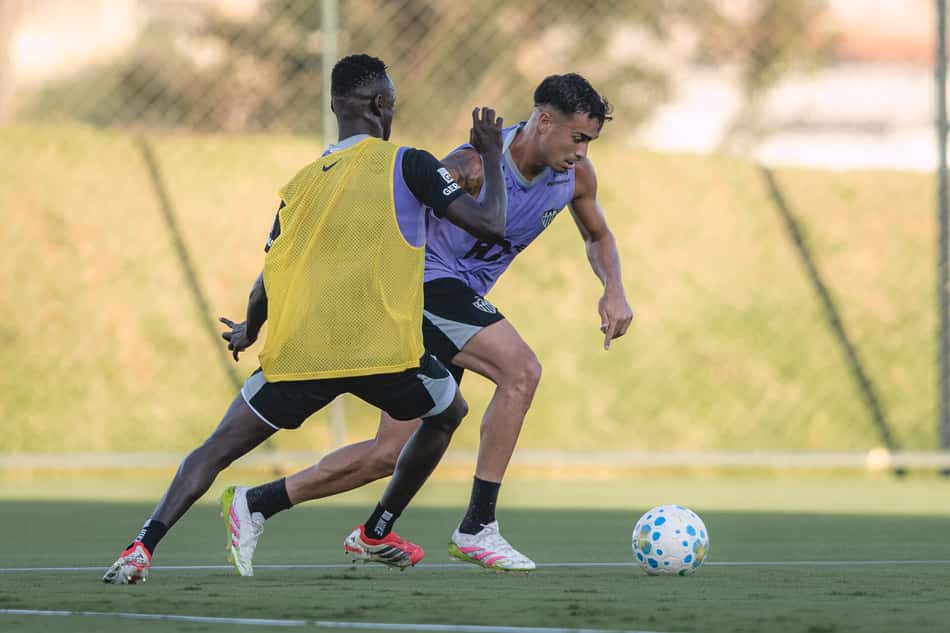 Reinier e Cissé em treinamento no Atlético (Foto: Pedro Souza / Atlético)