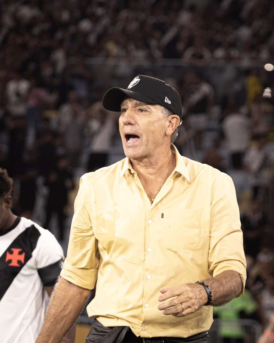 Renato Gaúcho fala em partida do Vasco usando camisa amarela social e boné do Vasco