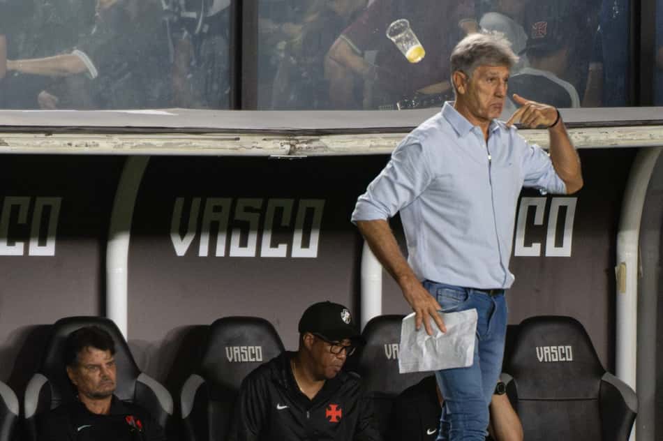 Renato Gaúcho é xingado e atingido por copos vindo das arquibancadas do Vasco