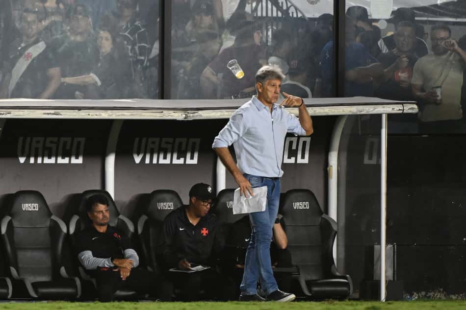Renato Gaúcho é xingado e atingido por copos vindo das arquibancadas do Vasco (Foto: Alexandre Brum/Agencia Enquadrar/Folhapress)