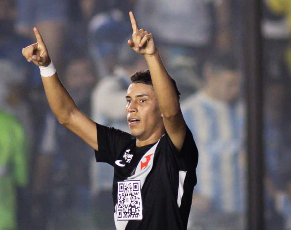 Johan Rojas comemora seu primeiro gol marcado pelo Vasco 