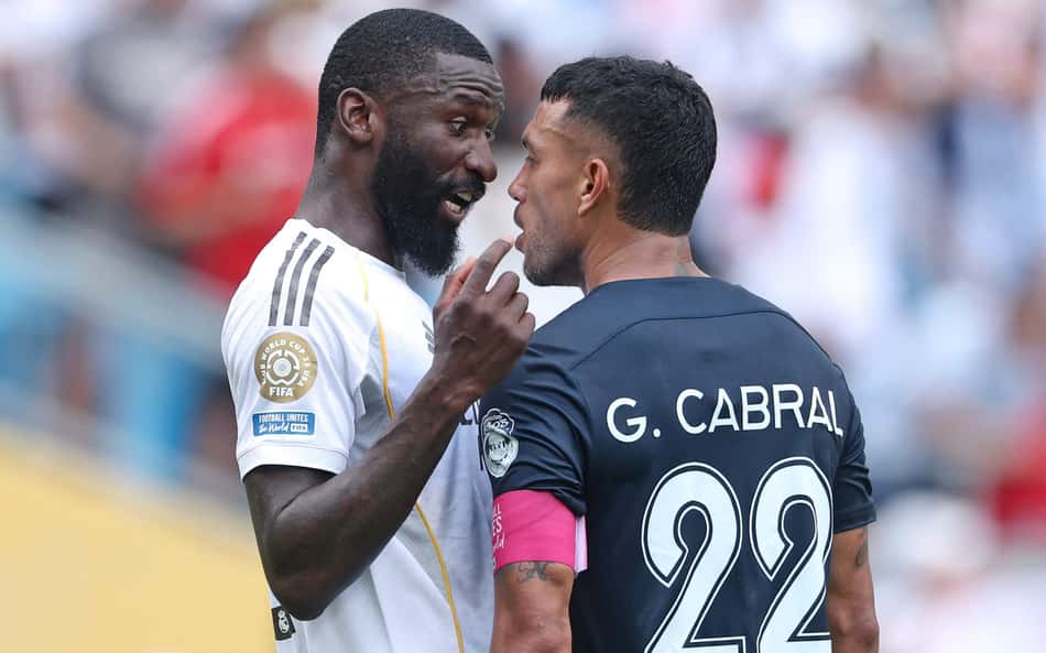 Rüdiger e Cabral discutem em campo na reta final do jogo entre Real Madrid e Pachuca, pelo Mundial de Clubes (Foto: Richard Pelham/AFP)