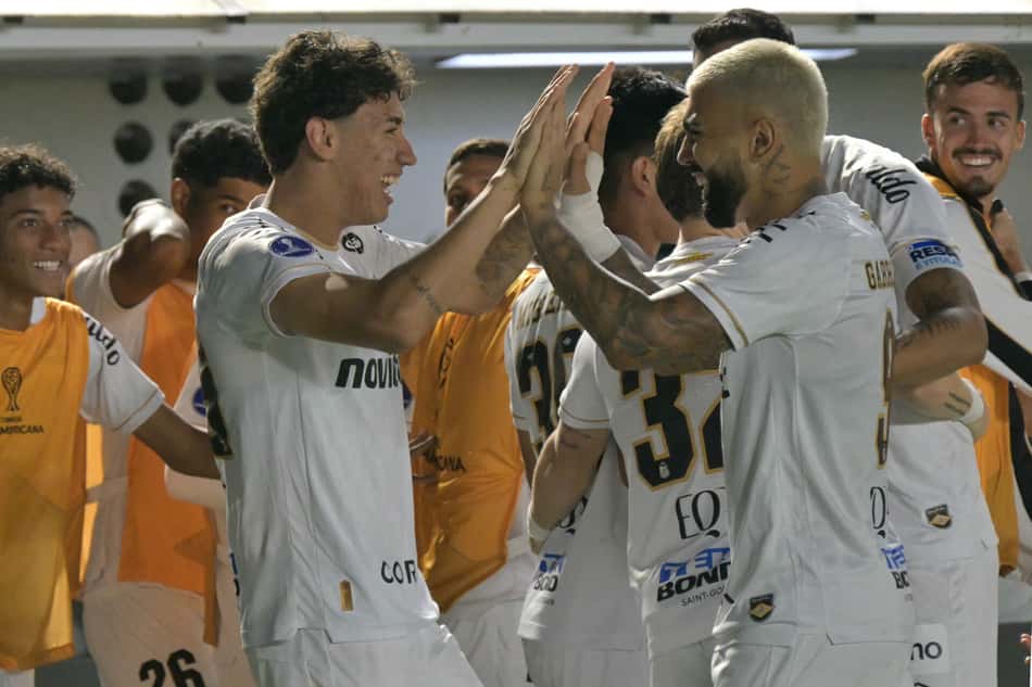 Time do Santos comemorando contra o San Lorenzo na Sul-Americana