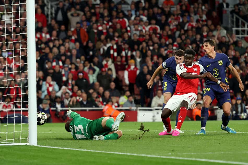 Saka abre o placar em Arsenal x Atlético de Madrid pela Champions League (Foto: Adrian Dennis / AFP)