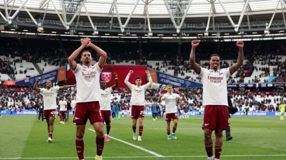 Saliba e Gabriel Magalhães aplaudem torcedores do Arsenal após vitória sobre o West Ham