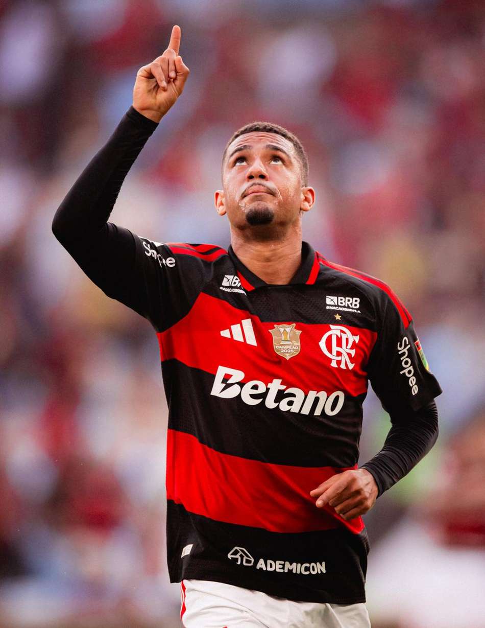 Samuel Lino do Flamengo apontando para cima