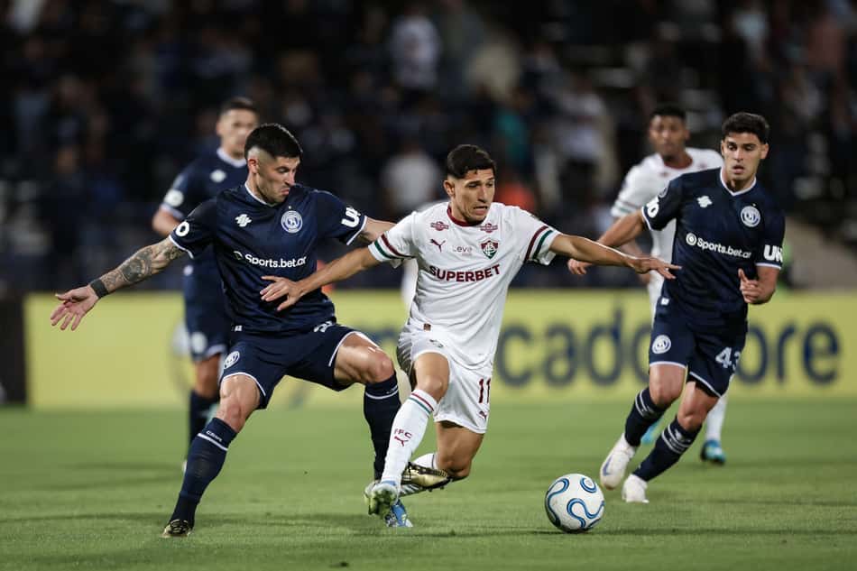 Savarino é cercado pelos marcadores do Independiente Rivadavia (Foto: Marcelo Gonçalves / Fluminense F.C.)
