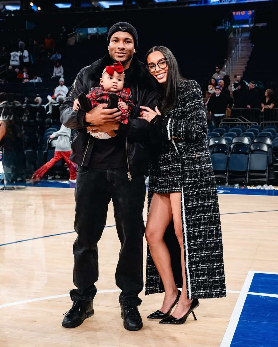 Miles McBride e Ana Zortea em quadra com a filha, Ace
