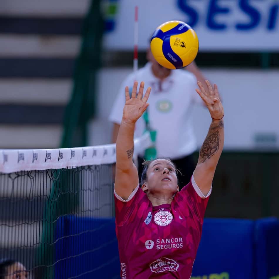 Bruninha em ação pelo Maringá na Superliga Feminina 2025/26 (Foto: Reprodução/ Instagram)