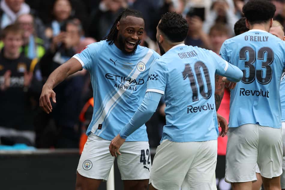 Semenyo comemora com Cherki gol do Manchester City sobre o Chelsea na final da FA Cup