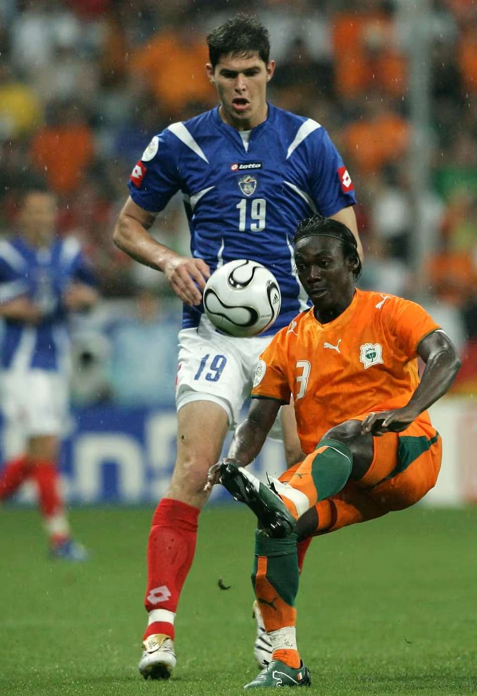 Sérvio Nikola Zigic de azul e Bakary Koné da Costa do Marfim na Copa de 2006 (Foto: Fifa)