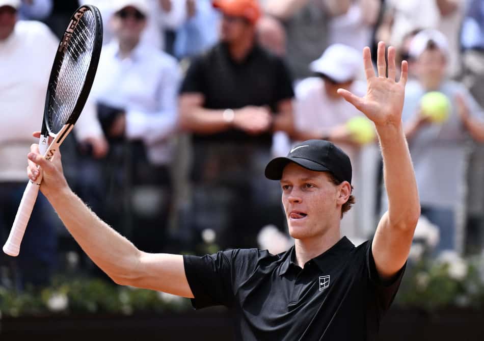 Sinner comemora vitória sobre Rublev com torcida no Foro Itálico de Roma (Foto: Tiziana FABI / AFP)