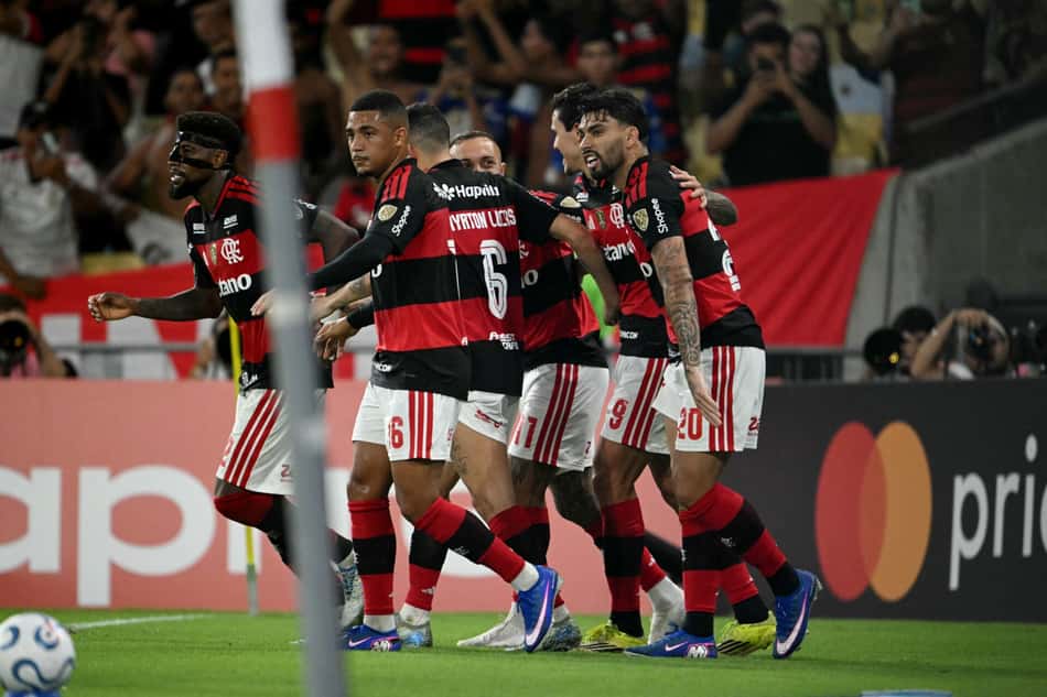 Time do Flamengo comemorando contra o Cusco (Foto: MAURO PIMENTEL / AFP)