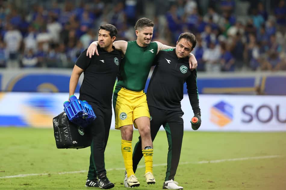 Tadeu, goleiro do Goias, se lesiona durante partida contra o Cruzeiro pela Copa Do Brasil 2026. (Foto: Gilson Lobo/AGIF/Folhapress)