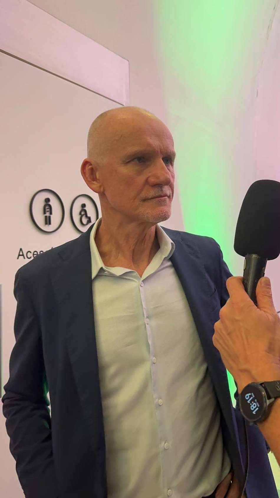 Taffarel de terno dando entrevista