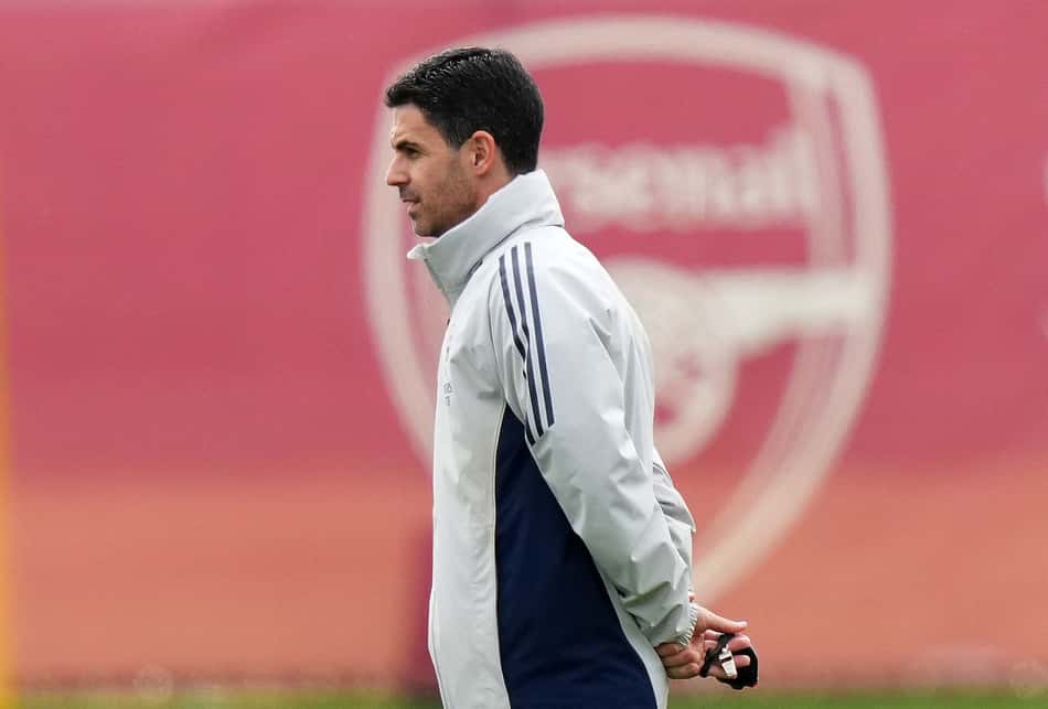 Técnico do Arsenal, Mikel Arteta observa treino do clube inglês