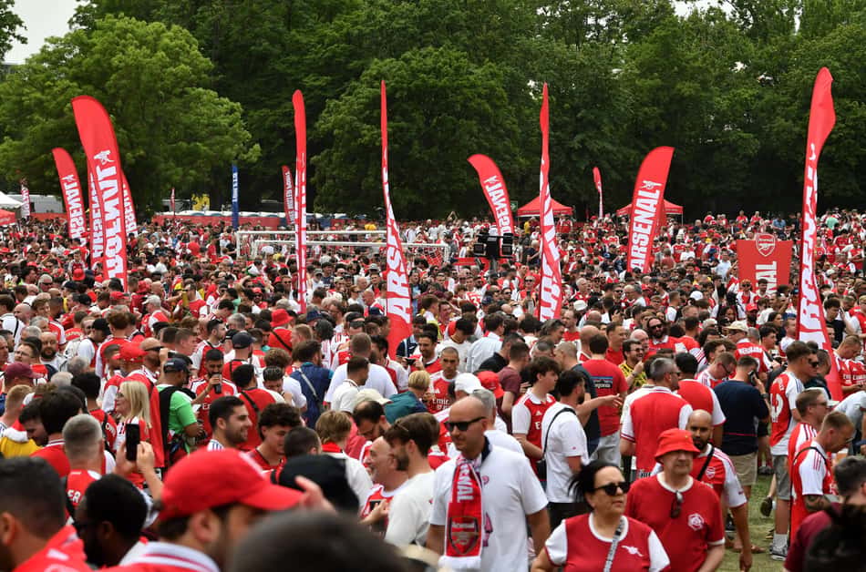 Torcedores do Arsenal reunidos antes da final da Champions contra o PSG
