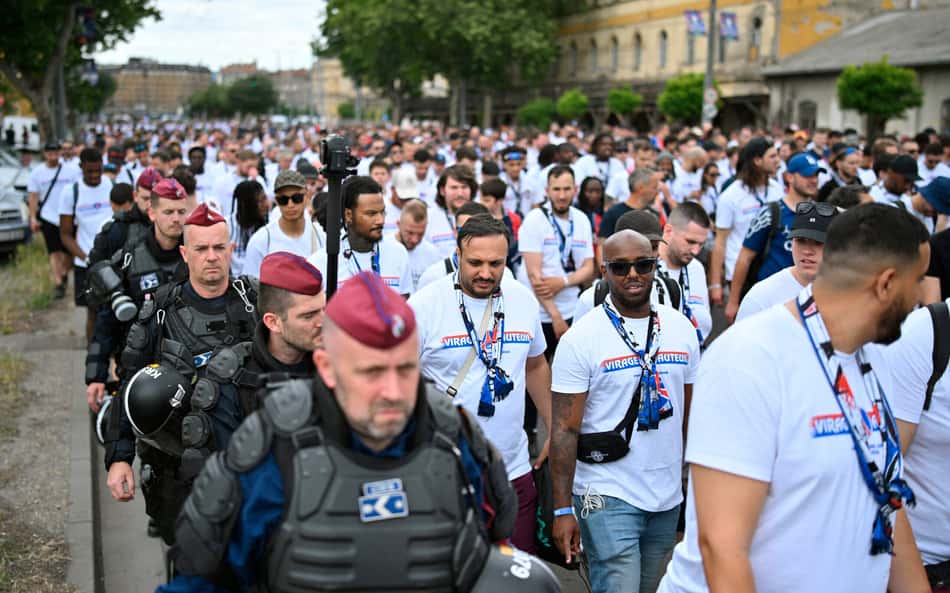 Torcedores de Arsenal e PSG brigam antes da final da Champions League