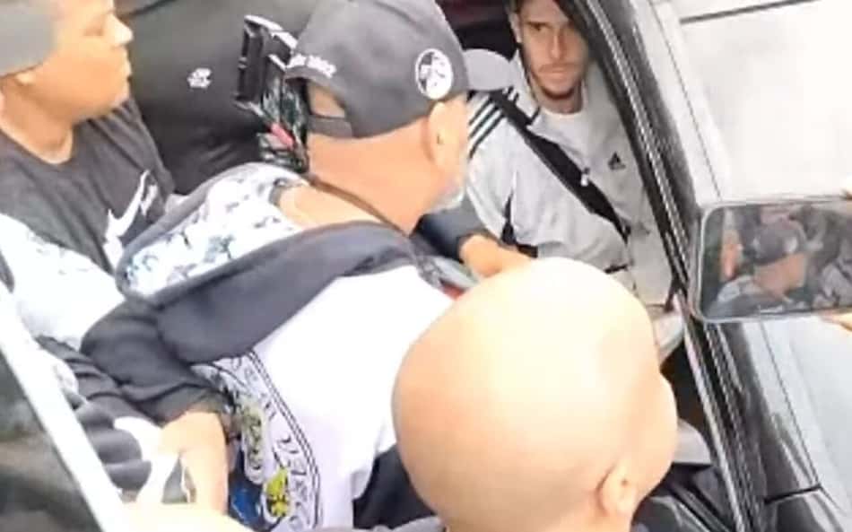 Torcedores protestam no CT do Vasco e cobram jogadores após derrota