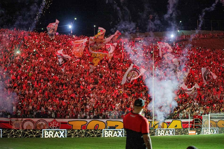 Torcida do Vitória faz a festa em partida no estádio do Barradão