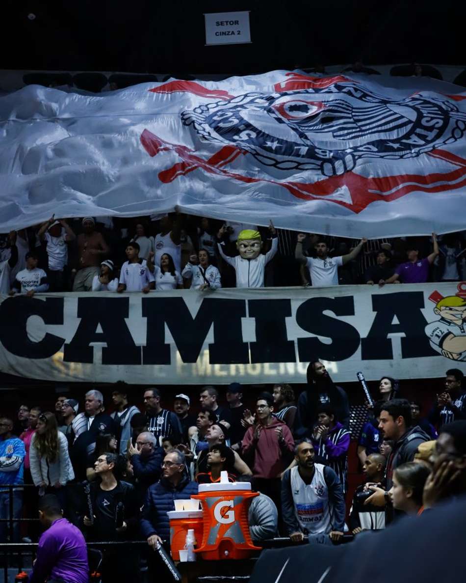 Torcida do Corinthians esteve presente no jogo 3 da semifinal do NBB (Foto: Beto Miller / Corinthians)
