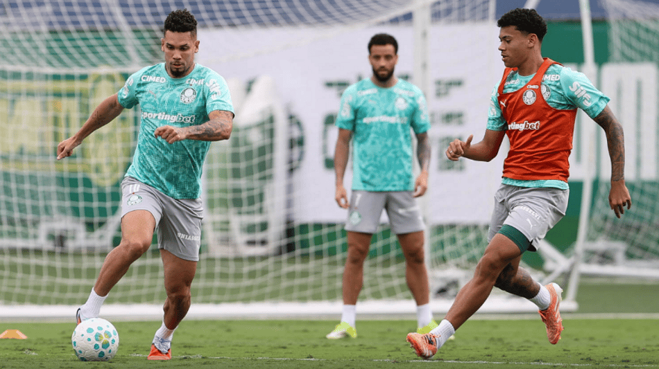 Os jogadores Paulinho e Luis Pacheco (D), da SE Palmeiras, durante treinamento, na Academia de Futebol. (Foto: Cesar Greco/Palmeiras/by Canon)