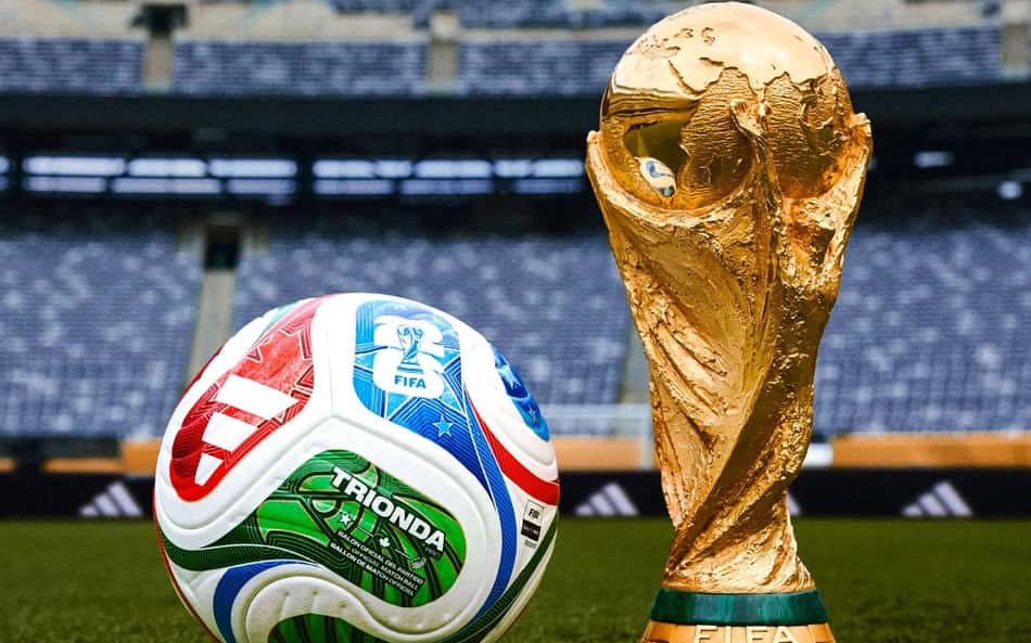 Trionda, bola da Copa de 2026 e ao lado, o troféu do torneio (Foto: X/@adidasfootball)