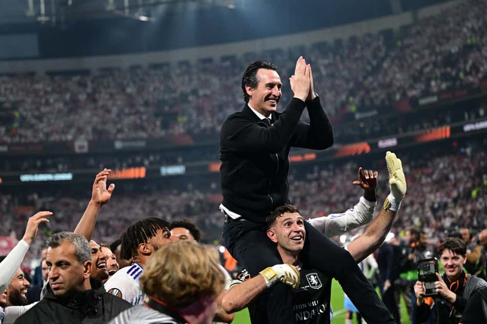 Unai Emery é carregado nos ombros